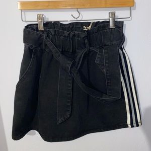 Denim skirt with stripes along the sides